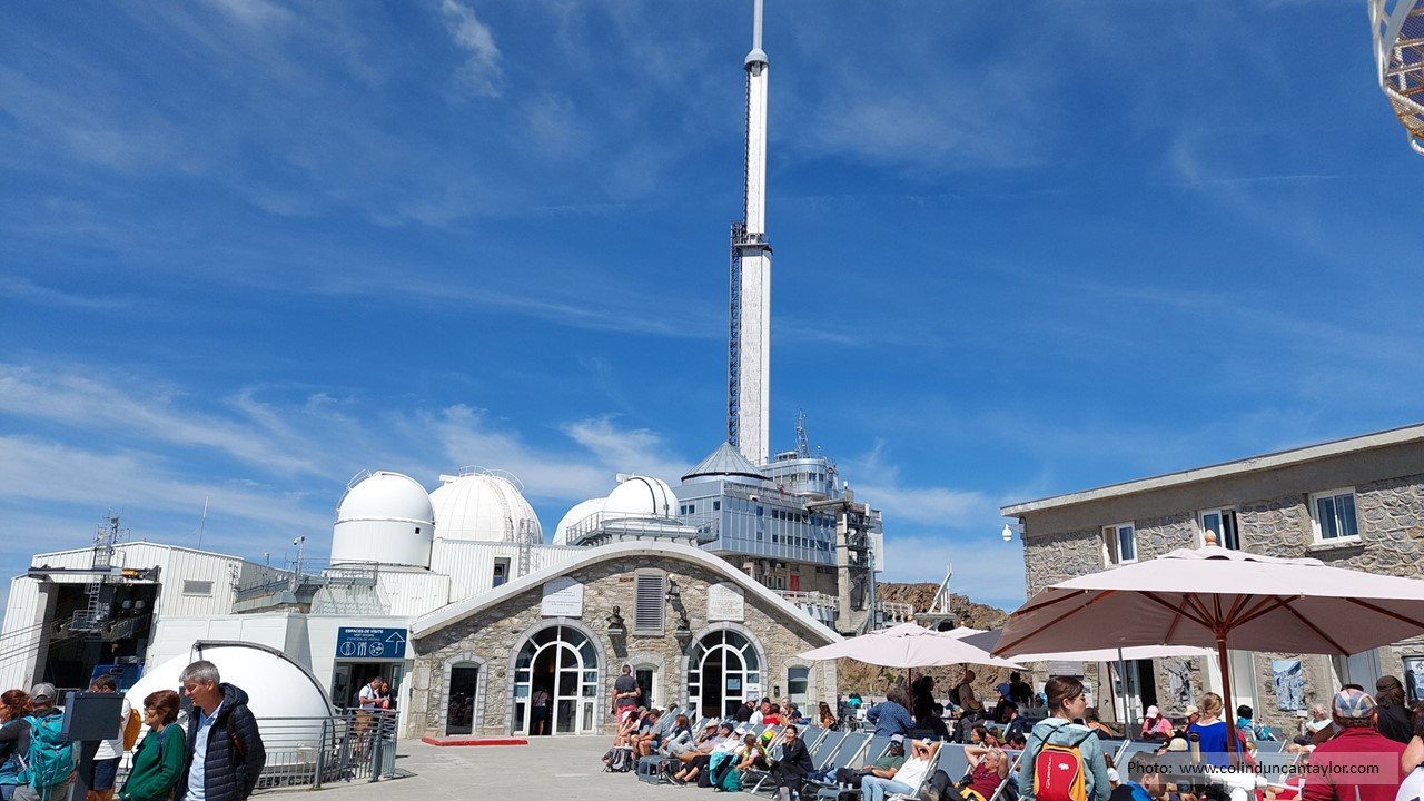 As well as various scientific observatories, the summit of the Pic du Midi de Bigorre has a large panoramic terrace where visitors can enjoy refreshments and a view.