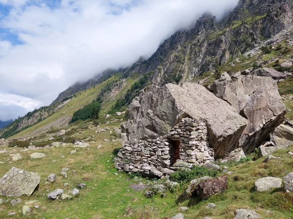 La Toue de la Cétira shepherd’s shelter is built into a giant boulder.