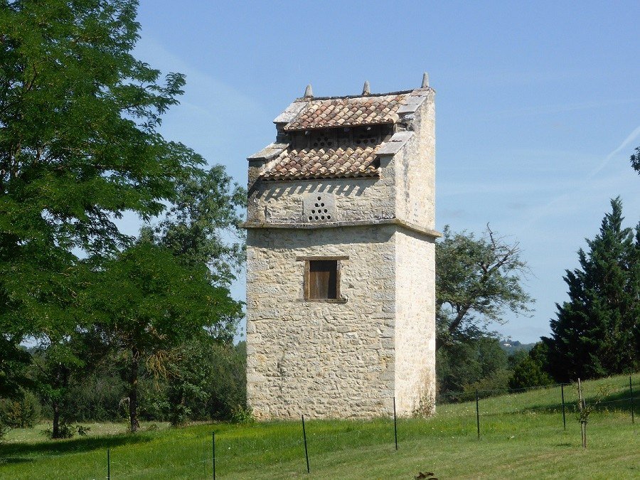 Pigeonnier in the pied-de-mulet style, Cayriech near Saint Antonin-Noble-Val.