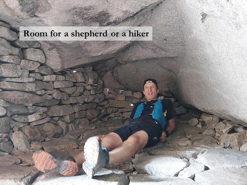 In the Toue de la Cétira shepherd’s shelter there is room for a couple of shepherds or hikers.