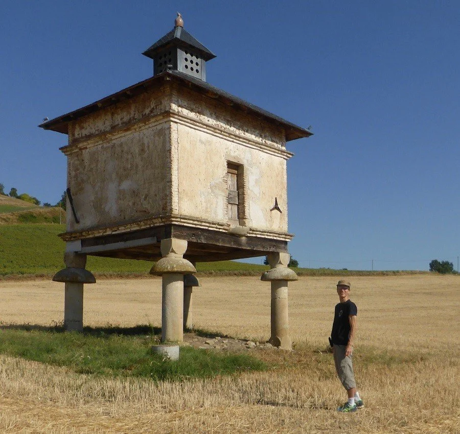 Pigeonnier on stilts at Saint Germain-des-Près near Puylaurens.