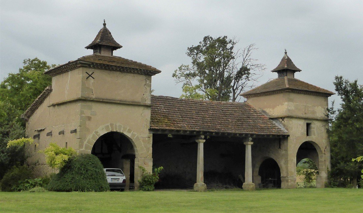 Twin tower pigeonnier at Cadalan near Lautrec.