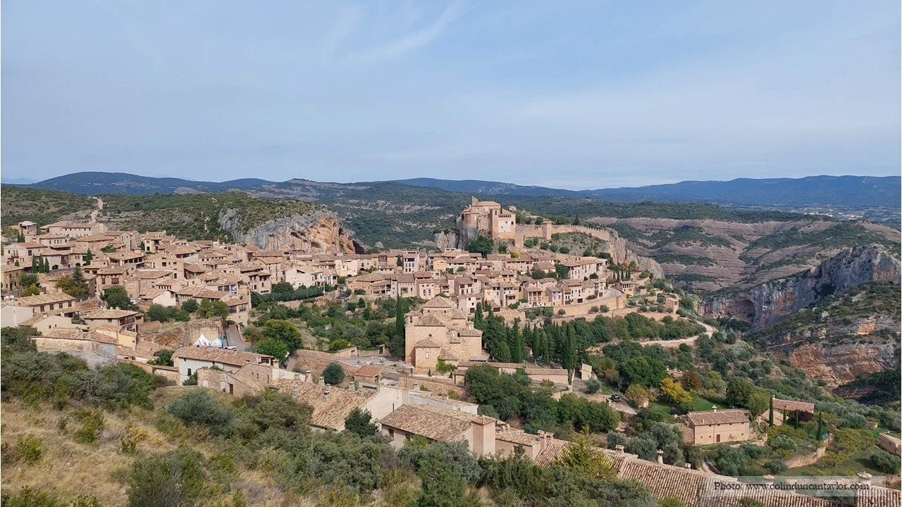 The classic view of Alquézar and its collegiate church dedicated to Santa María la Mayor.