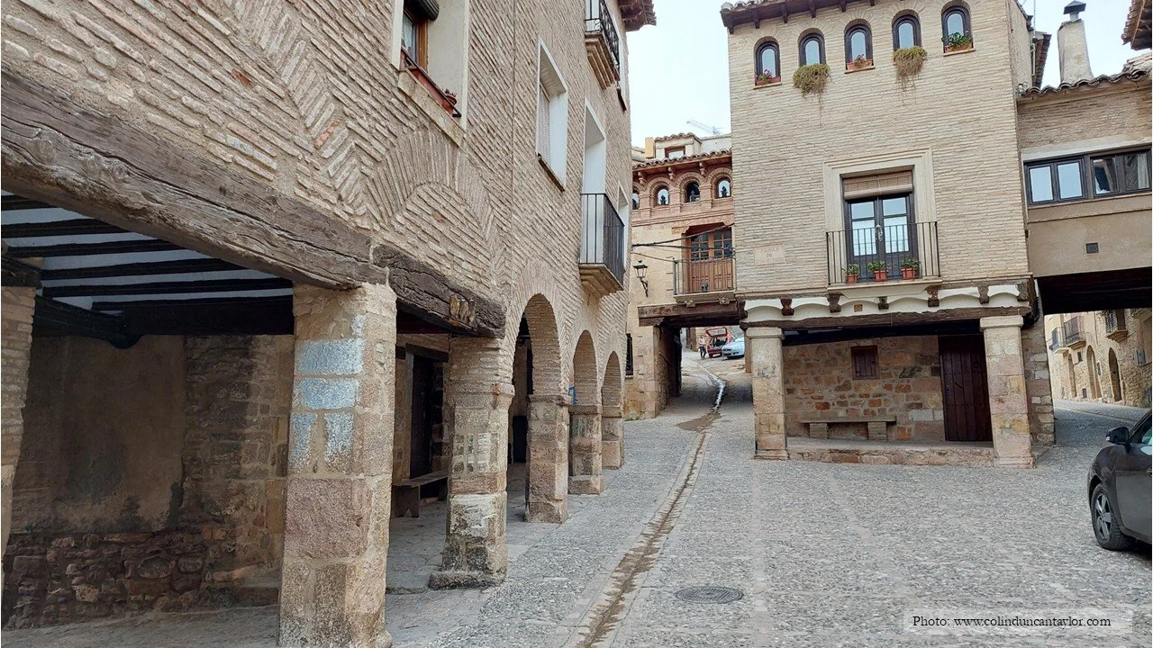 A stroll through Alquézar feels like taking a journey back in time. The Plaza Rafael Ayerbe is particularly pretty with its arcaded buildings.