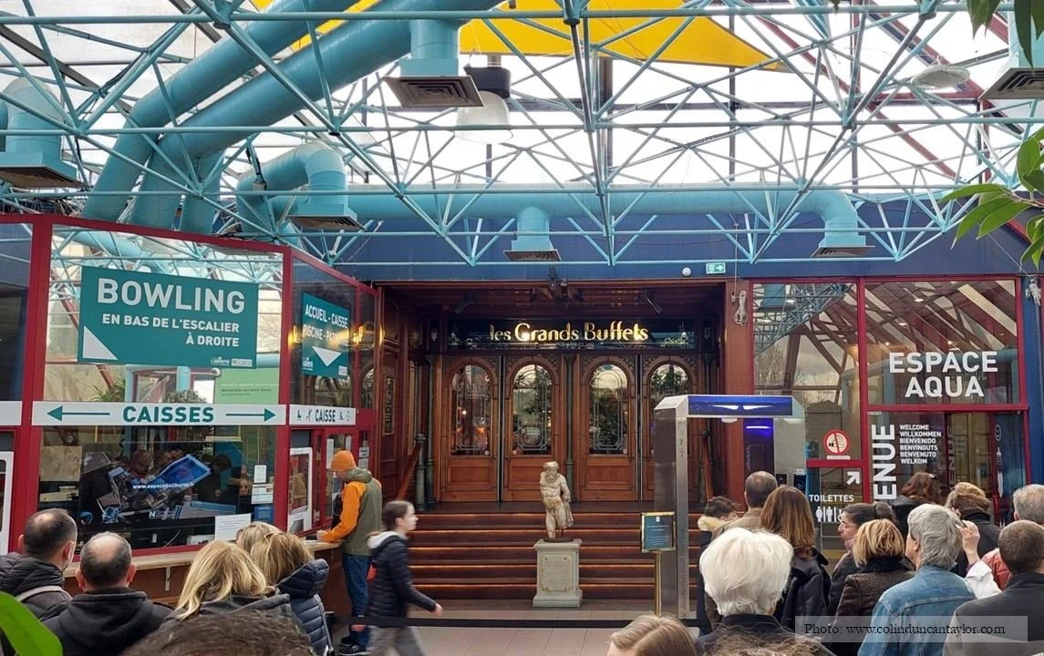 The entrance to the restaurant Les Grands Buffets in Narbonne.