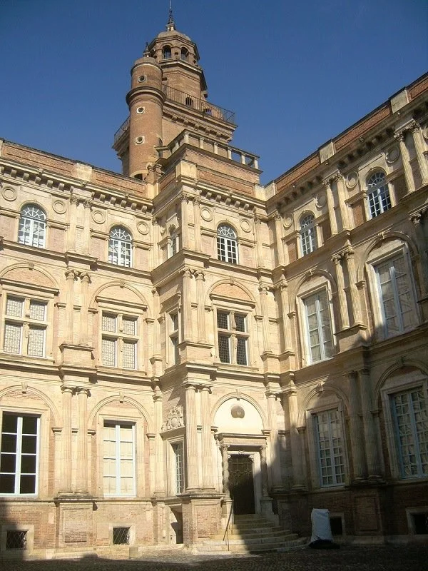 Today, the Academy of the Floral Games is housed here in the Hôtel d’Assézat.