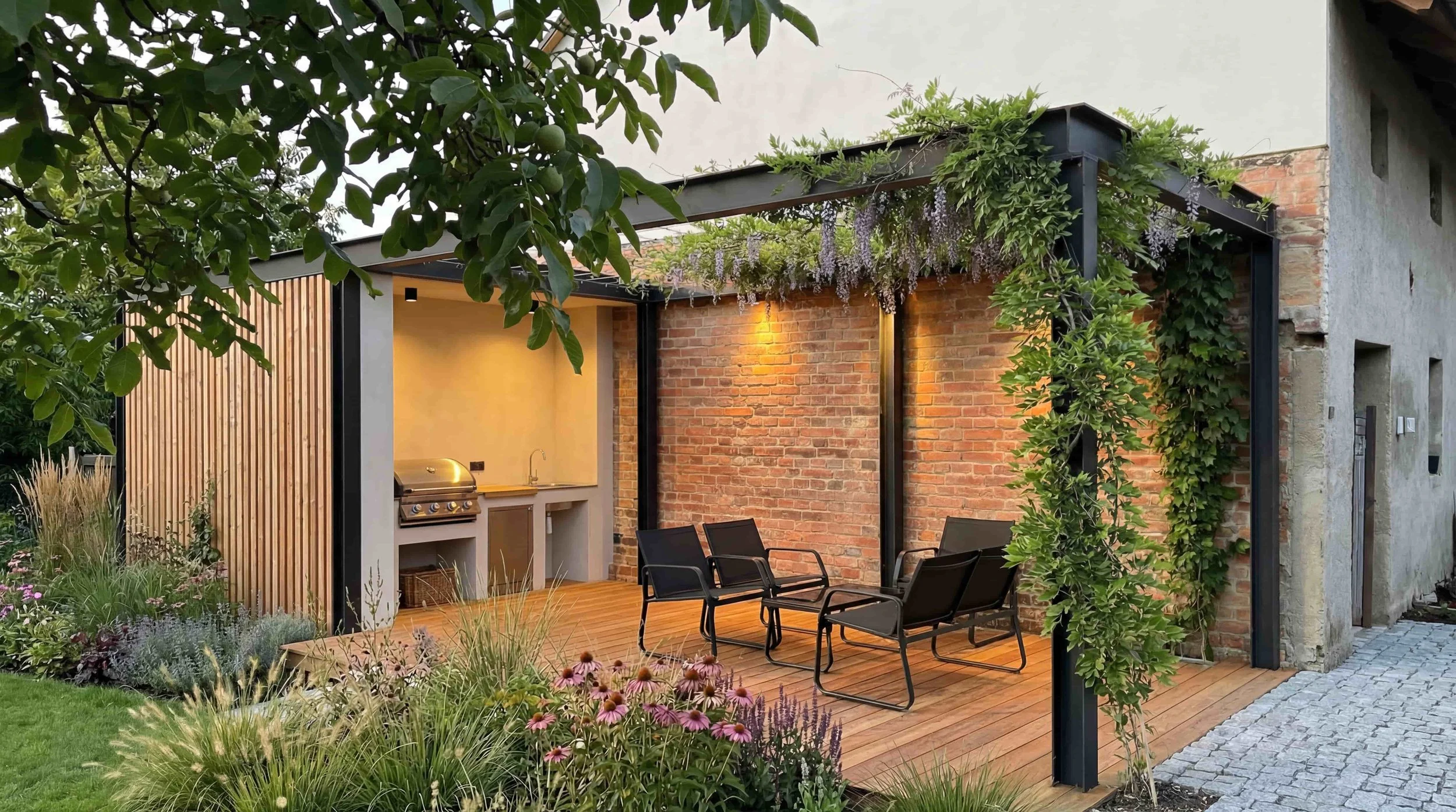 U toho obrázku přepiš text na: „Vizualizace venkovního posezení na terase s kuchyní a grilem, obklopené zelení a popínavými rostlinami.