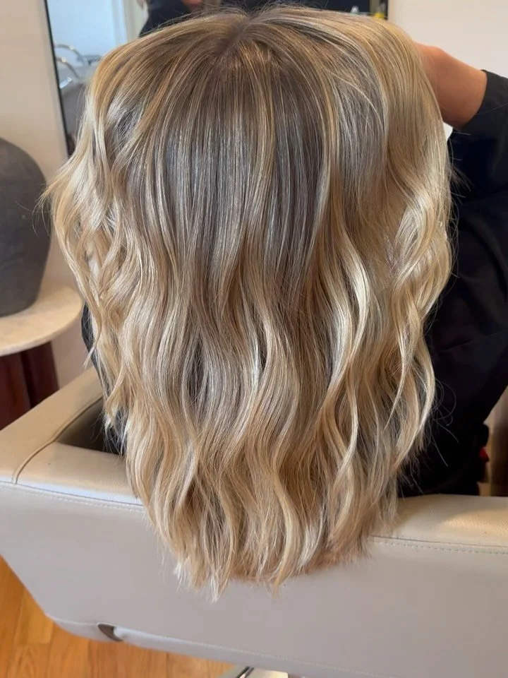 I kept the sound on 🔉 lol. Salon chatter is the best!!!! We go anywhere from health. To dating experiences. To crying laughing. Comment your favorite things to talk about in the chair. 🪑