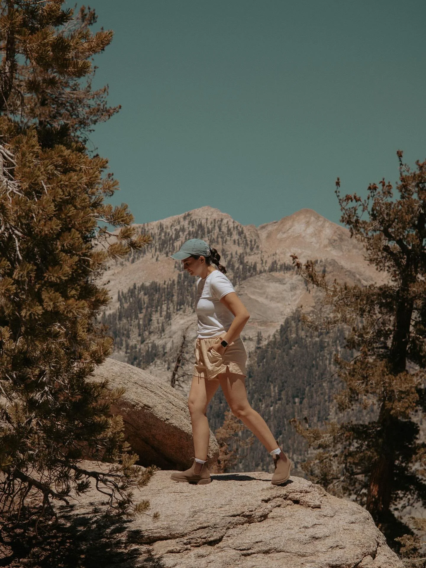 Nature looks good on her 🌿✨
.
.
.
#SequoiaNationalPark #Sequoia #NatureVibes #NatureLovers #NaturePhotography #ExploreMore #OptOutside #AdventureAwaits #WildernessCulture #HikingAdventures #HikingVibes #HikingLife #TrailTime #TrailViews #MountainVie