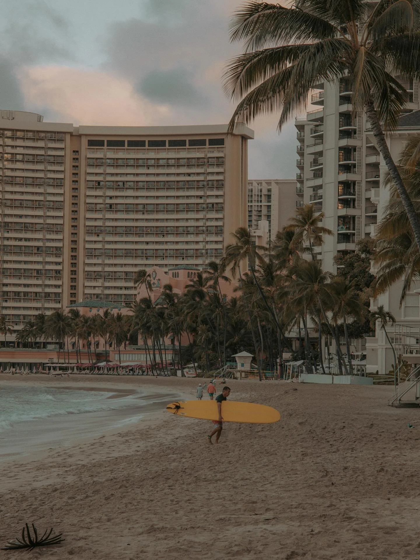 Post-surf stillness 🏄&zwj;♂️🏝️
.
.
.
#PostSurfStillness #OahuVibes #WaikikiMornings #HawaiiLife #BeachCalm #SurferVibes #MorningSurf #IslandQuiet #TropicalMornings #AlohaVibes #SoftOceanMoments #SurfedOut #OahuCoastline #WavesAndStillness #SaltInTh