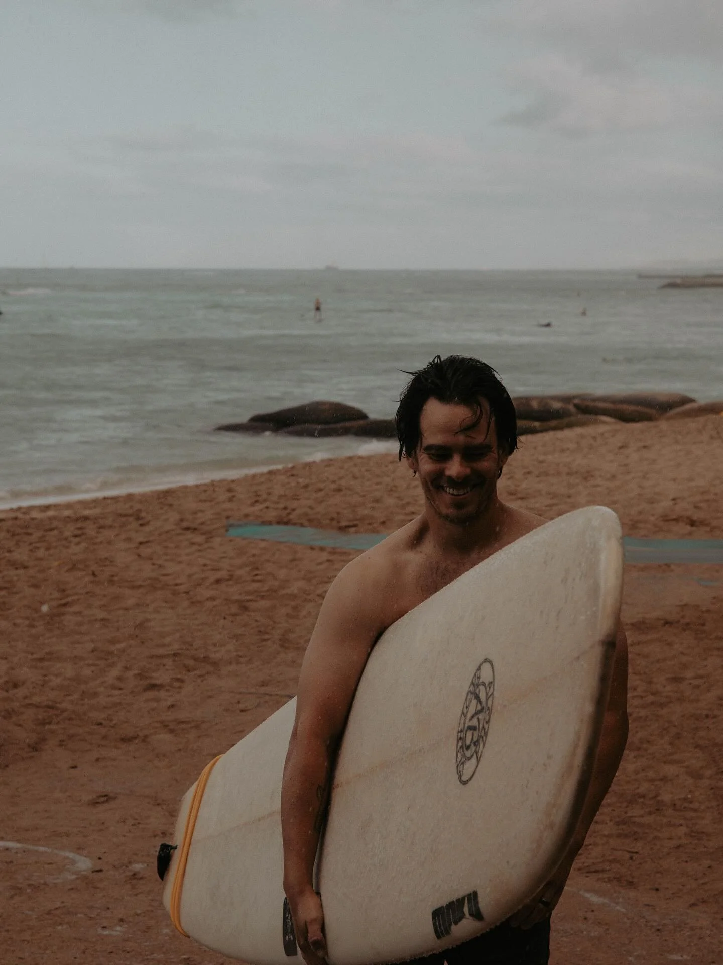 Didn&rsquo;t plan to shoot surfers&hellip; but then this one walked up 😉

⸻

#WaikikiBeach #HawaiiVibes #OahuLife #IslandDays #BeachScenes #SurfSnaps #CaughtOnLens #OceanViews #BeachPortraits #SurferStyle #TropicalFrames #SurfVibes #AlohaSpirit #Wai