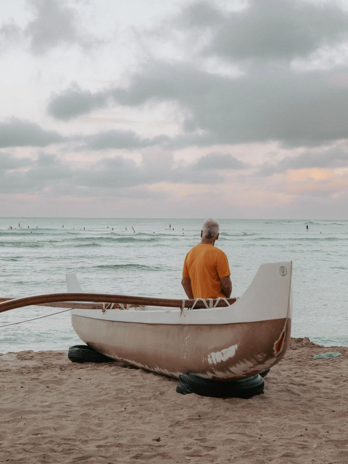 Nothing beats early mornings on Waikkii beach 🏝️ 

#oahu #hawaii ##waikīkī #waikkibeach #surfing #hawaii🌴 #hawaiisbestphotos #hawaii #Waikiki #WaikikiBeach #Oahu #OahuHawaii #HawaiiLife #AlohaVibes #IslandVibes #ParadiseFound #OceanViews #BeachDays