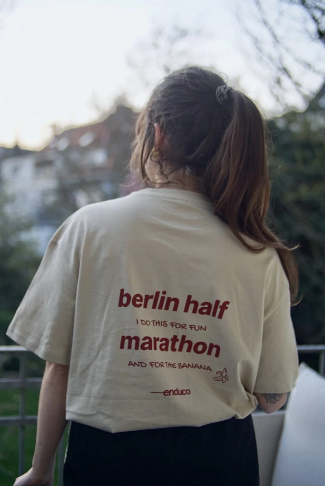 Das Bild zeigt bedruckte T-Shirts mit Firmenlogo oder individuellem Design, umgesetzt im Siebdruckverfahren mit klaren Linien und intensiven Farben im Atelier in Saarbrücken.