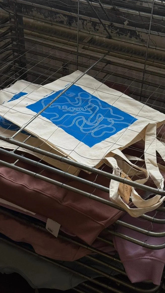  Auch Stoffbeutel lassen sich im Siebdruck Workshop kreativ und nachhaltig gestalten. Ein Stoffbeutel mit blauem Print.