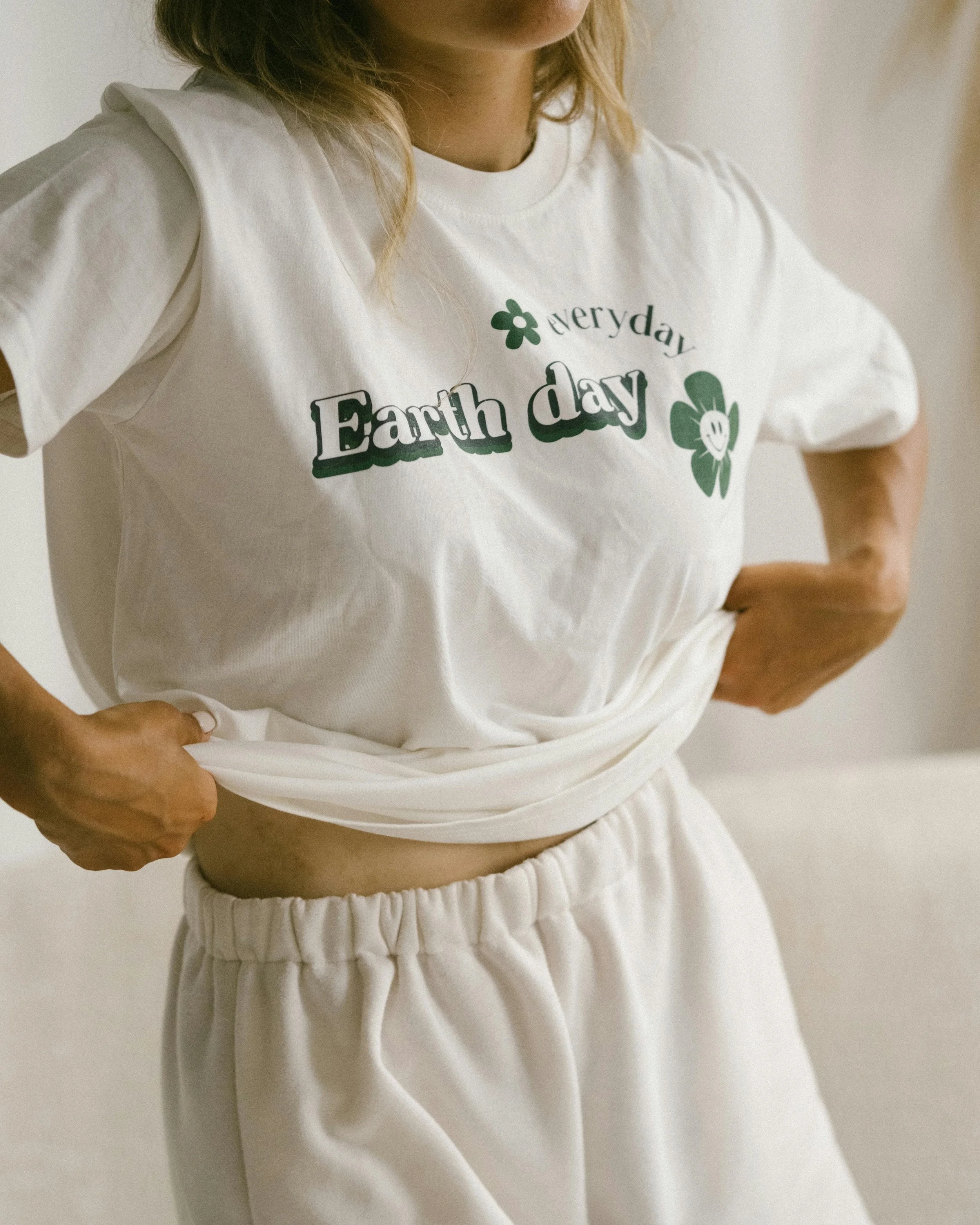 Das Bild zeigt bedruckte T-Shirts mit Firmenlogo oder individuellem Design, umgesetzt im Siebdruckverfahren mit klaren Linien und intensiven Farben im Atelier in Saarbrücken.