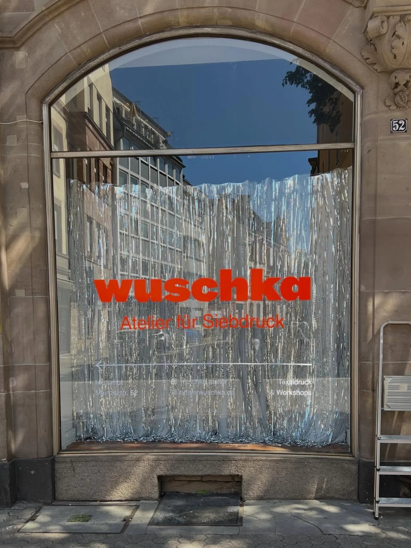 Vom Luftschloss zum Schaufenster 🤩

Jaja ich konnte kein Laden mit Schaufenster bekommen, sorry Visionboard!! Aber ich hab trotzdem ein Schaufenster bekommen am Eingang zu meinem Hinterhof. Und das hat sich jetzt rausgeputzt und was glitzerndes ange