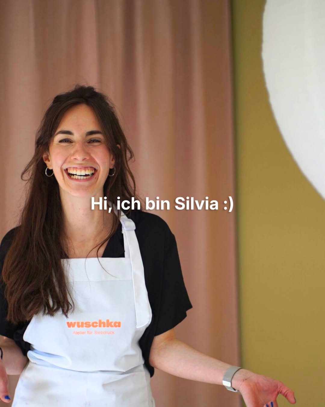 Kleine Vorstellungsrunde: Ich bin Silvia und ich bin Wuschka.
Ich bin hungrig und neugierig und laut und auch leise und tollpatschig und ordentlich und tausend andere kleine Sachen, die sich widersprechen und die sich nicht einfach so in ein paar Bil