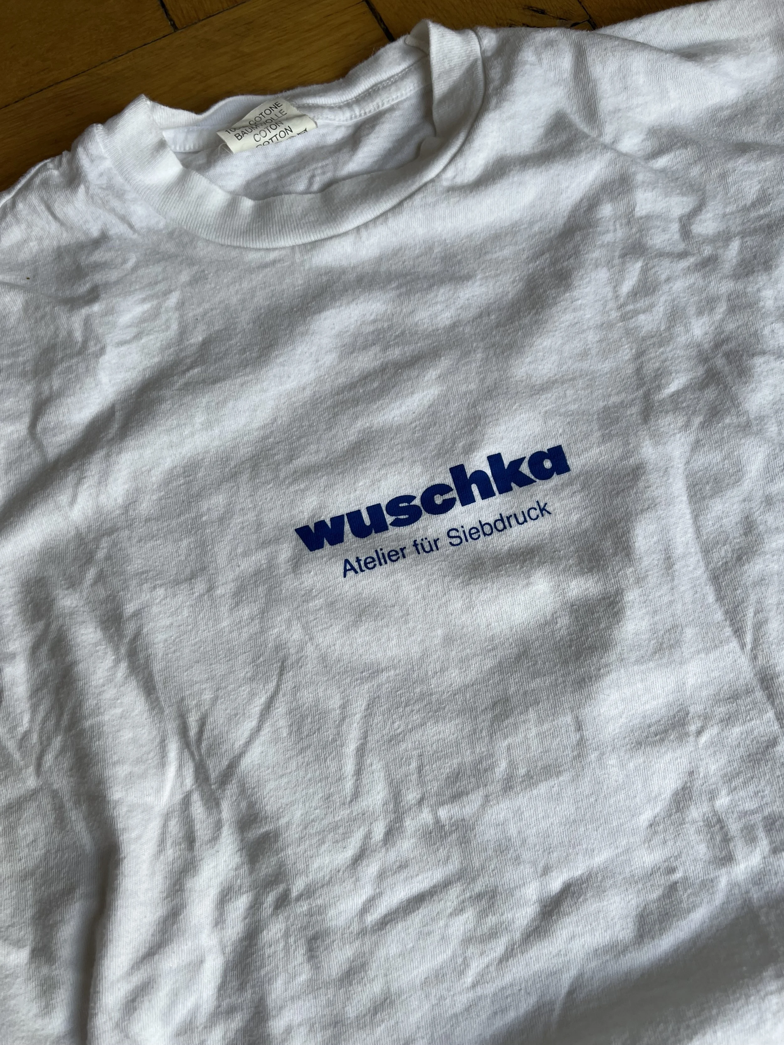 Das Bild zeigt bedruckte T-Shirts mit Firmenlogo oder individuellem Design, umgesetzt im Siebdruckverfahren mit klaren Linien und intensiven Farben im Atelier in Saarbrücken.