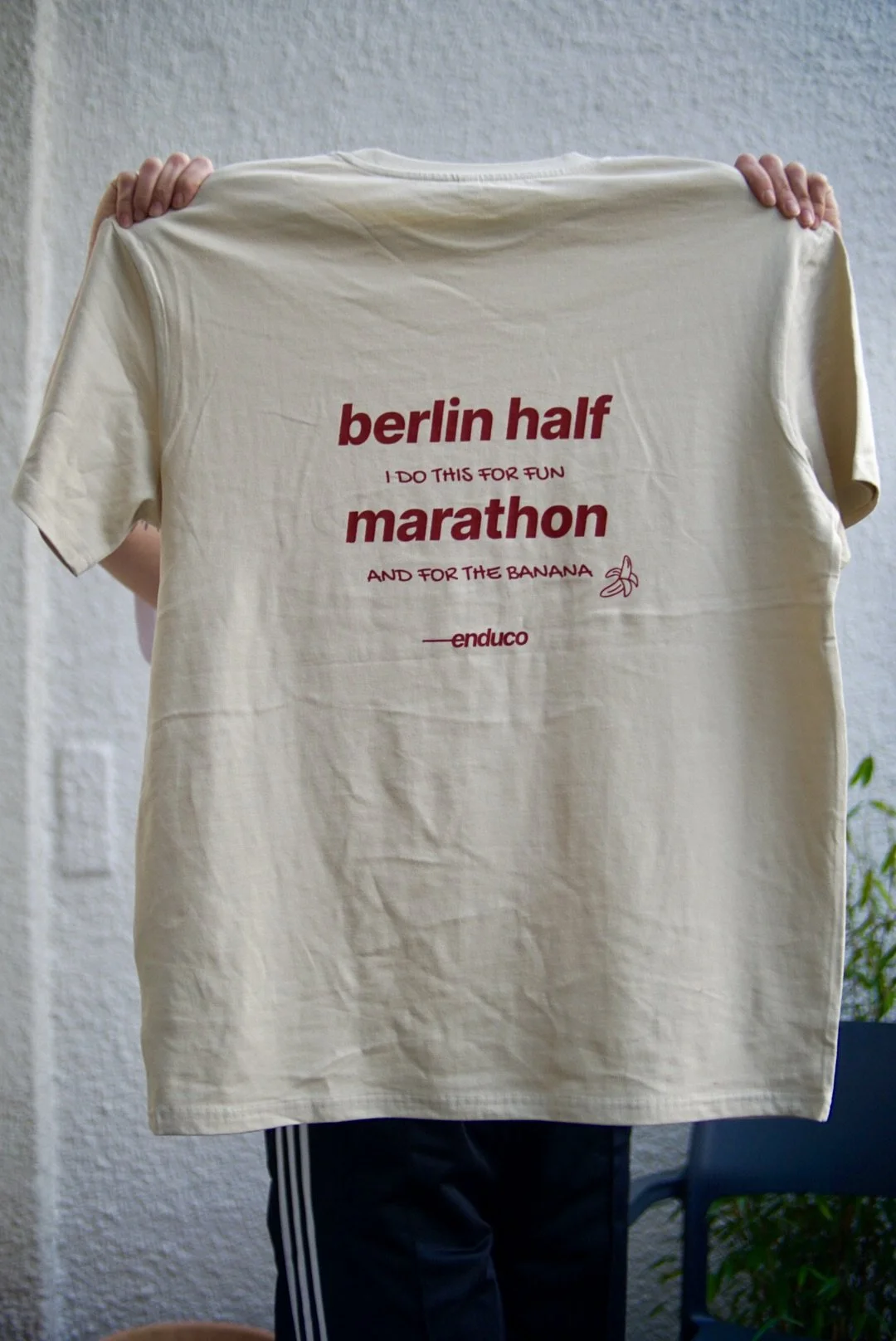 Das Bild zeigt bedruckte T-Shirts mit Firmenlogo oder individuellem Design, umgesetzt im Siebdruckverfahren mit klaren Linien und intensiven Farben im Atelier in Saarbrücken.