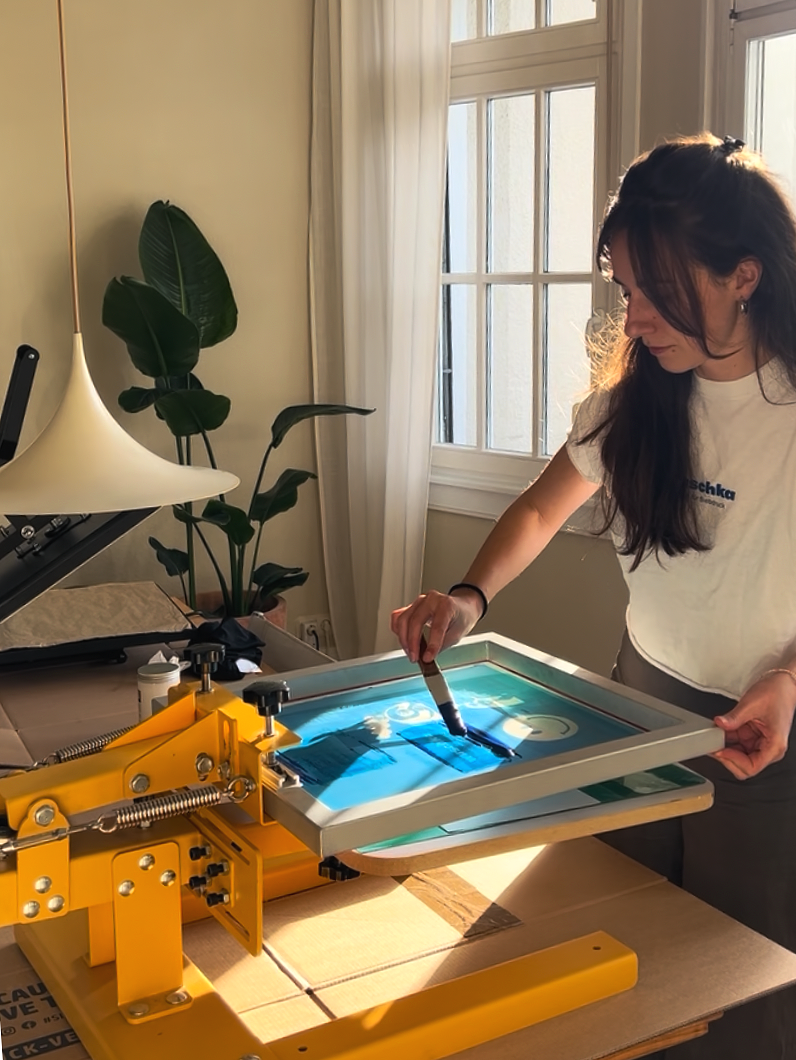 Siebdruck, Design Silvia Wilhelm an der Siebdruckmaschine in ihrem Atelier Wuschka in Saarbrücken.