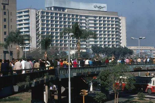 ميدان التحرير وكوبري المشاة عام 1979.jpg