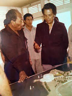Mohamed Ramzy Omar presenting to Anwar Sadat