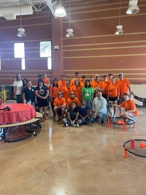 Construyendo mochilas, construyendo comunidad con la Comunidad Indígena Salt River Pima Maricopa (SRPMIC).