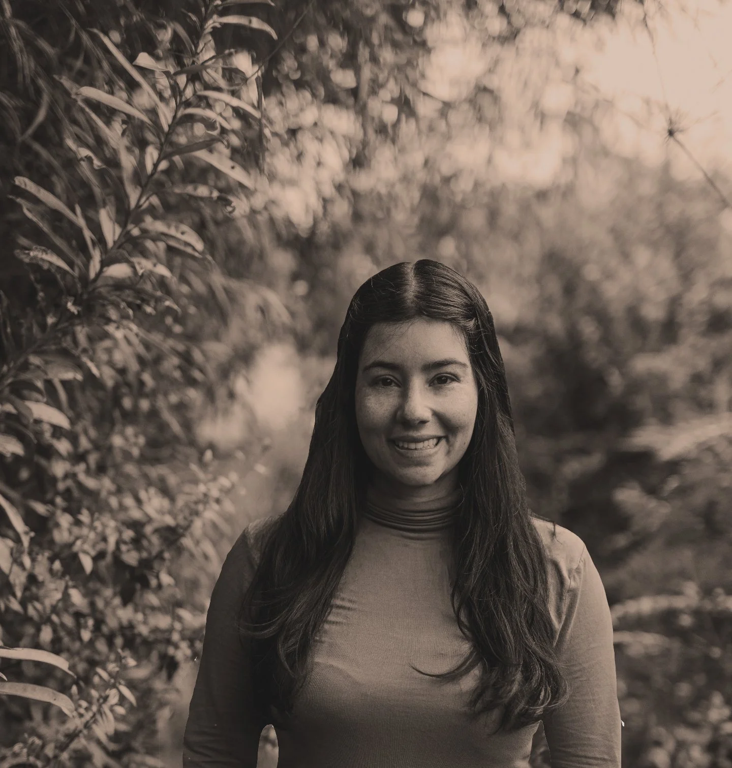 Meet Lina, the bridge between two worlds. 👋

I grew up between the fast pace of the city and the quiet wisdom of the countryside in Machet&aacute;. For years, I followed the "stable" path in architecture.

But corporate success left me wit