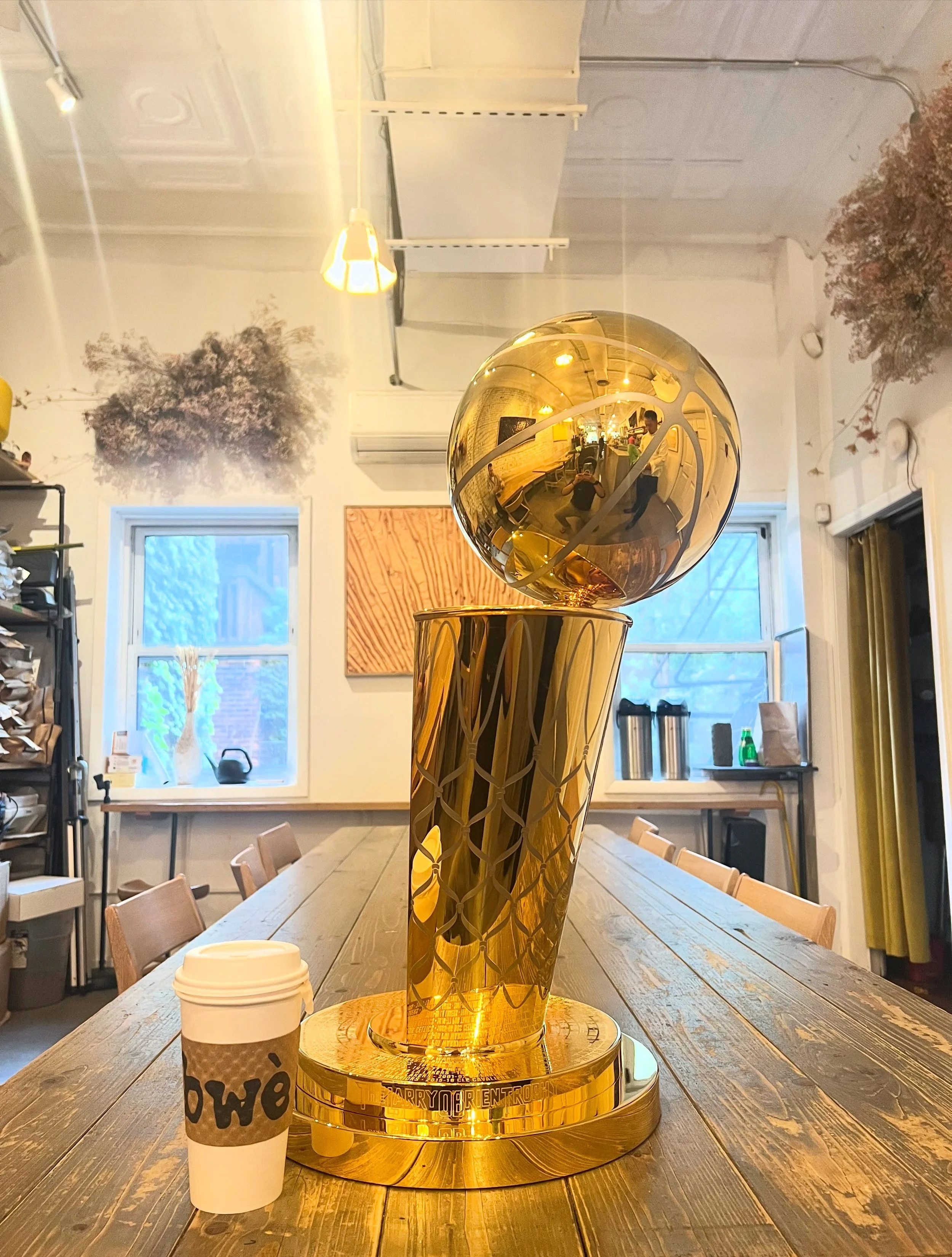 🏀🏆
Here&rsquo;s a fun one! One of the famous faces we&rsquo;ve served at the coffee shop was the REAL Larry O&rsquo;Brien Trophy, a couple years back!! It dropped by thanks to an awesome cortado-to-stay regular ;)
A few lucky customers got to check