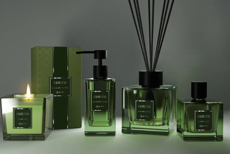 Conjunto de produtos de aromatizador de ambiente e velas na cor verde, com etiqueta preta e detalhes em preto, incluindo uma vela acesa e um difusor de óleo.