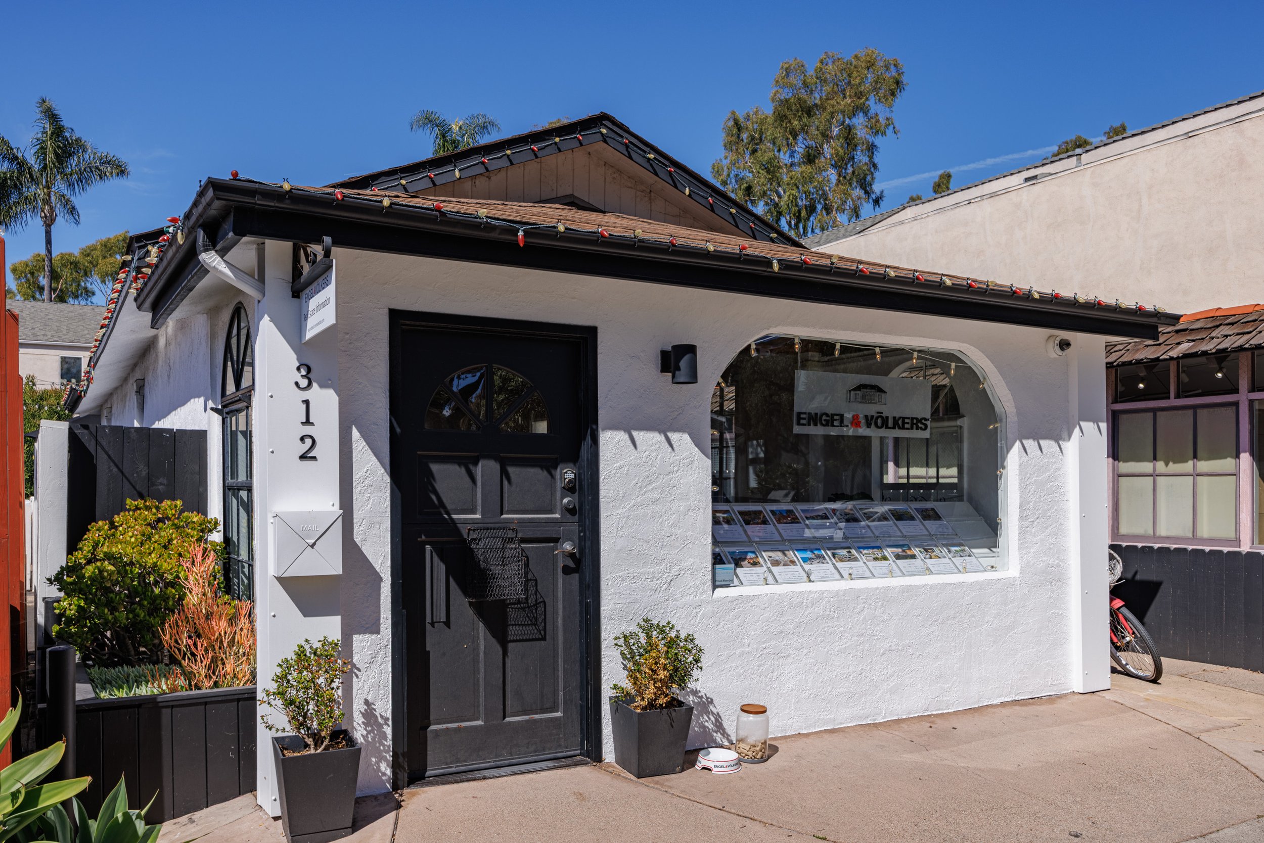 Real estate office storefront in Laguna Beach retail district on the fabulous Ocean Avenue