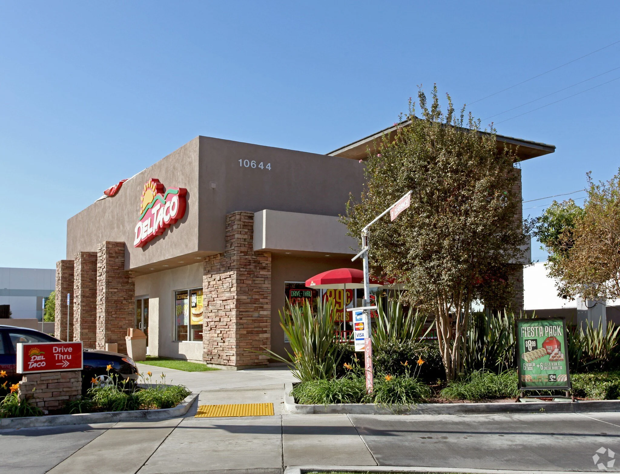 Long-term land lease for Del Taco, featuring a drive-thru lane and a signalized intersection, located in Santa Fe Springs, CA.