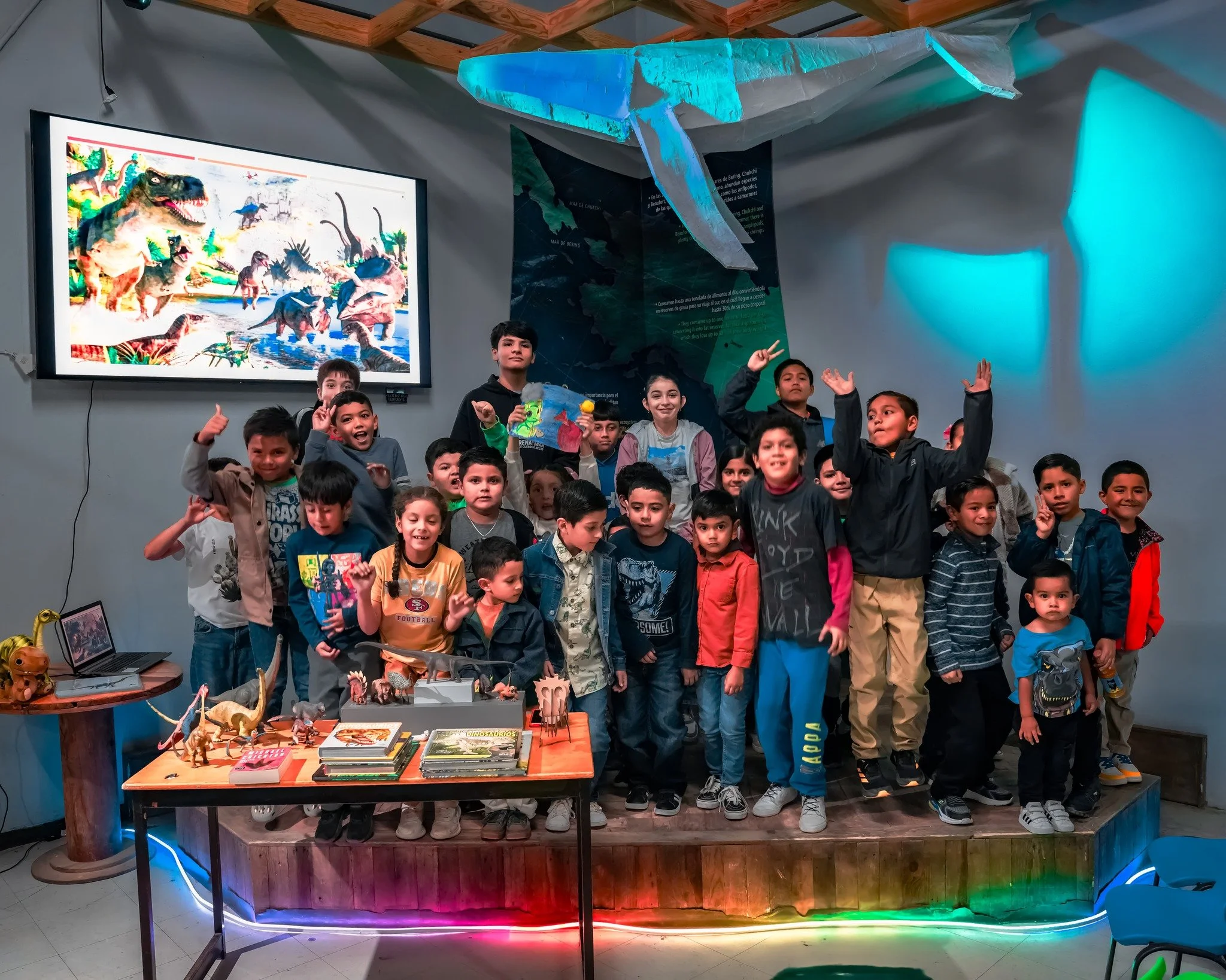 Niñas y niños participando en actividad comunitaria dentro del museo MUSAM.