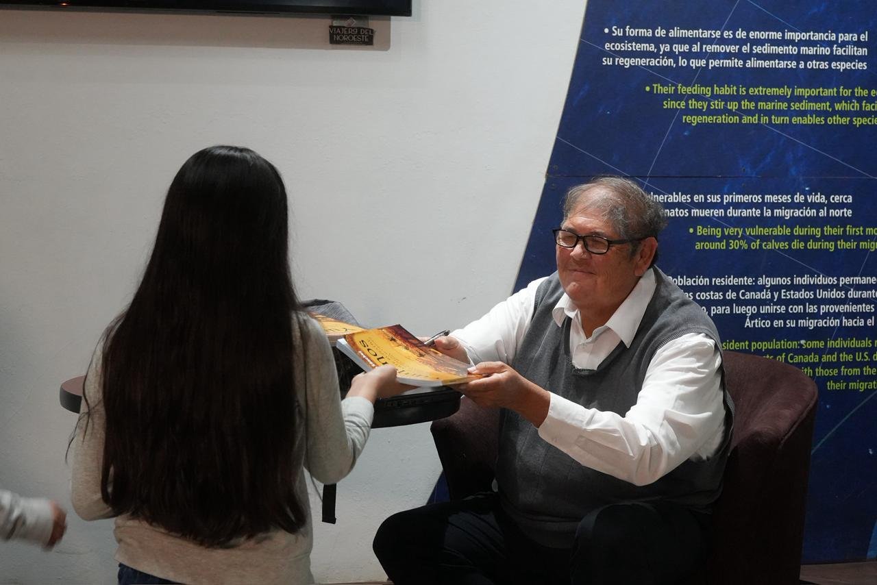 Charla y presentación de libro con autor invitado en actividad cultural comunitaria.