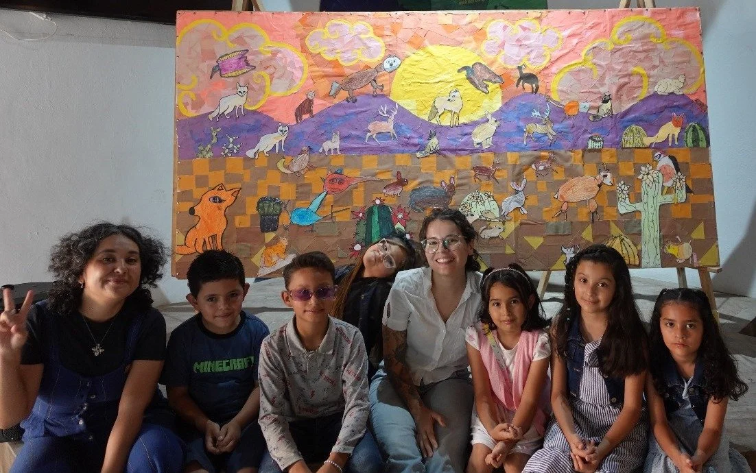 Niñas y niños participando en taller artístico y educativo comunitario.