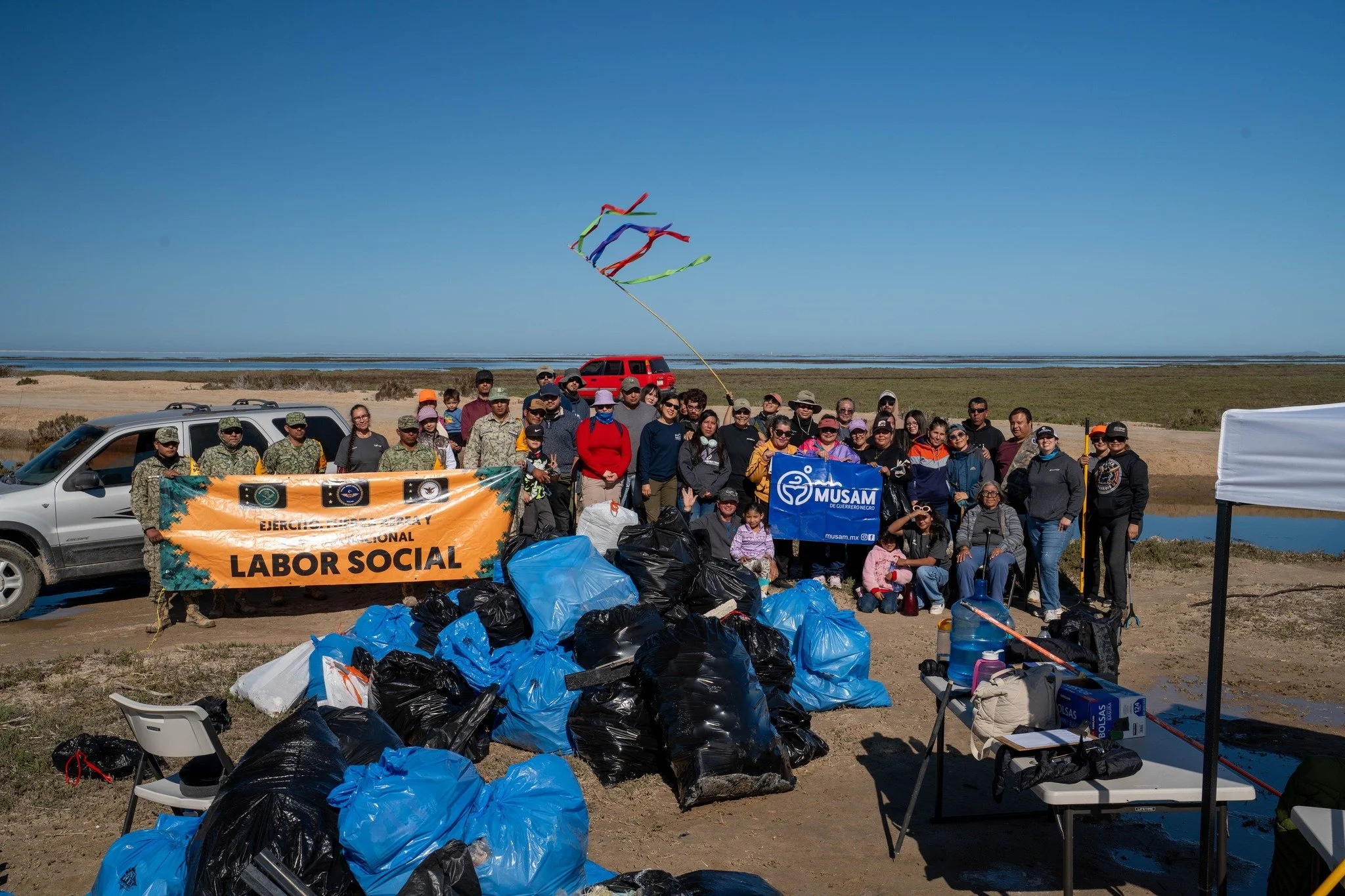 Grupo de voluntarios y comunidad participando en jornada de limpieza organizada por MUSAM.