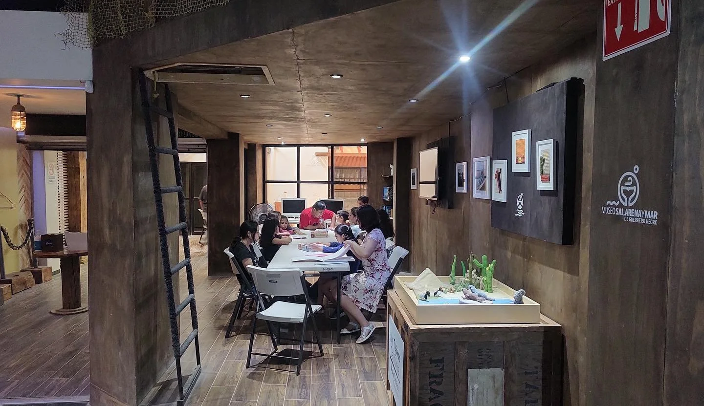 Personas reunidas en actividad comunitaria dentro de los espacios culturales de MUSAM.
