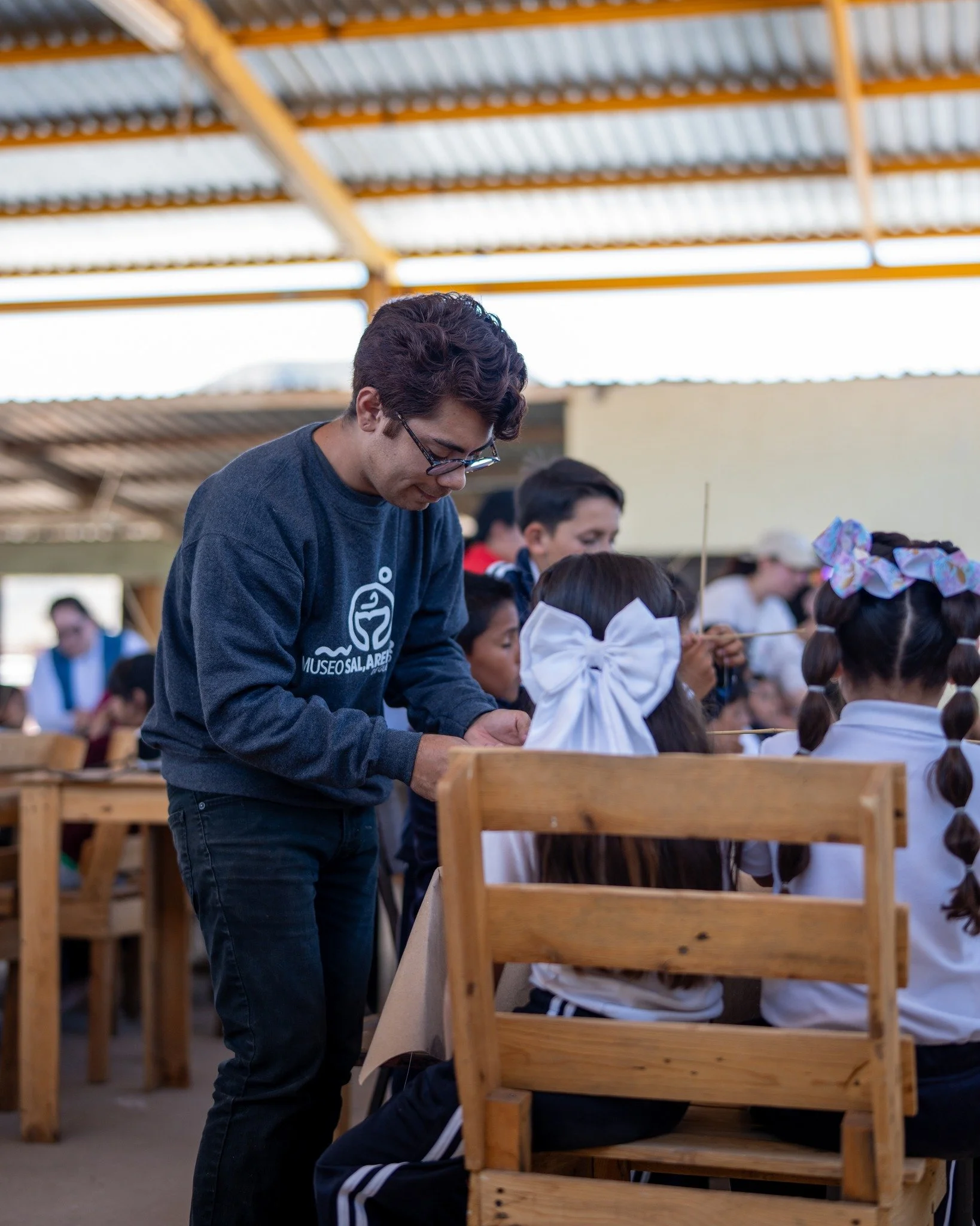 Colaborador de MUSAM realizando actividad educativa con estudiantes de la comunidad.