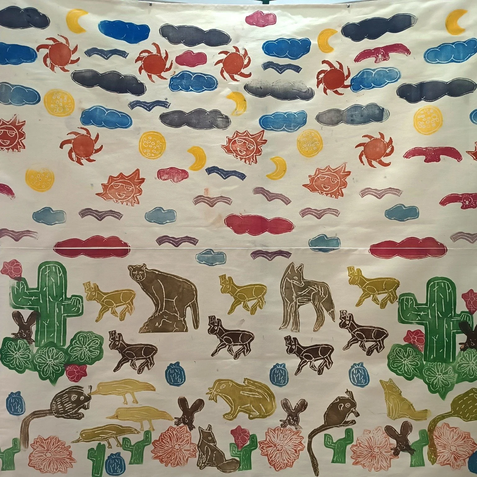 Mural artístico inspirado en la fauna y naturaleza del desierto.