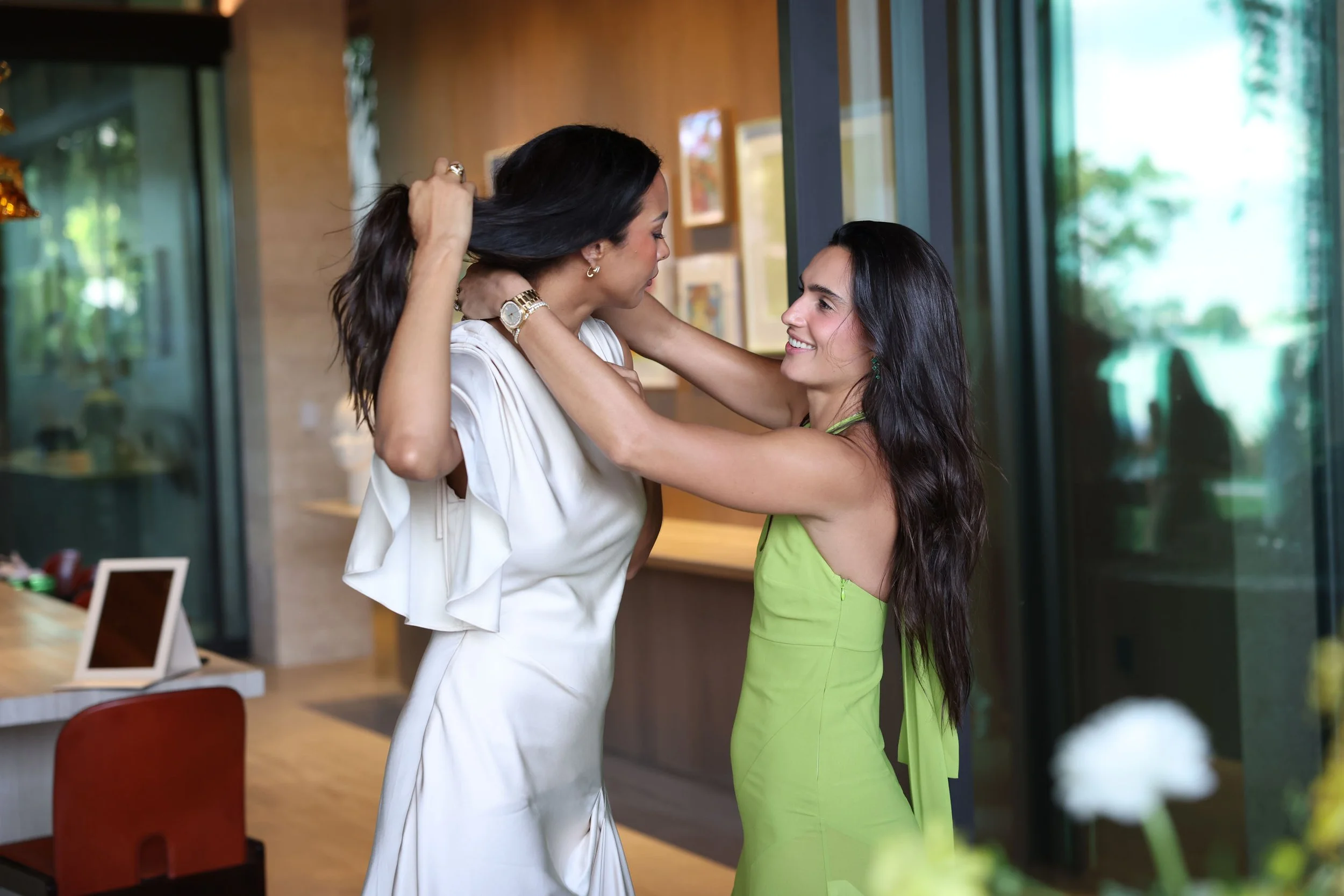 Guests enjoying jewelry186.jpg