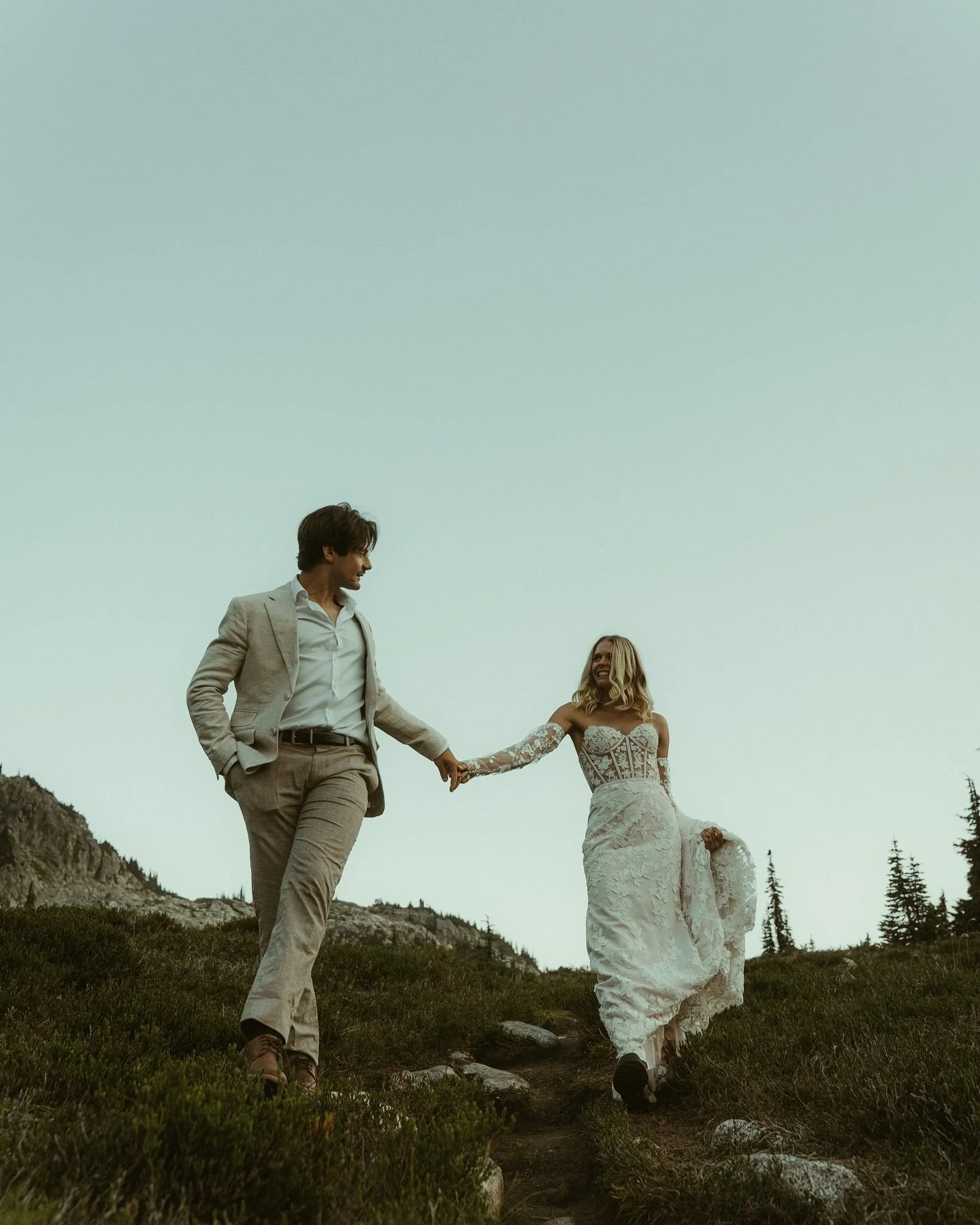 This day!! 🫶🏻😭

M &amp; W renewed their vows for their one-year anniversary surrounded by the mountains, the wind, and that quiet kind of magic that only nature can bring. Both outdoor lovers and adventure seekers, it&rsquo;s where they feel most 