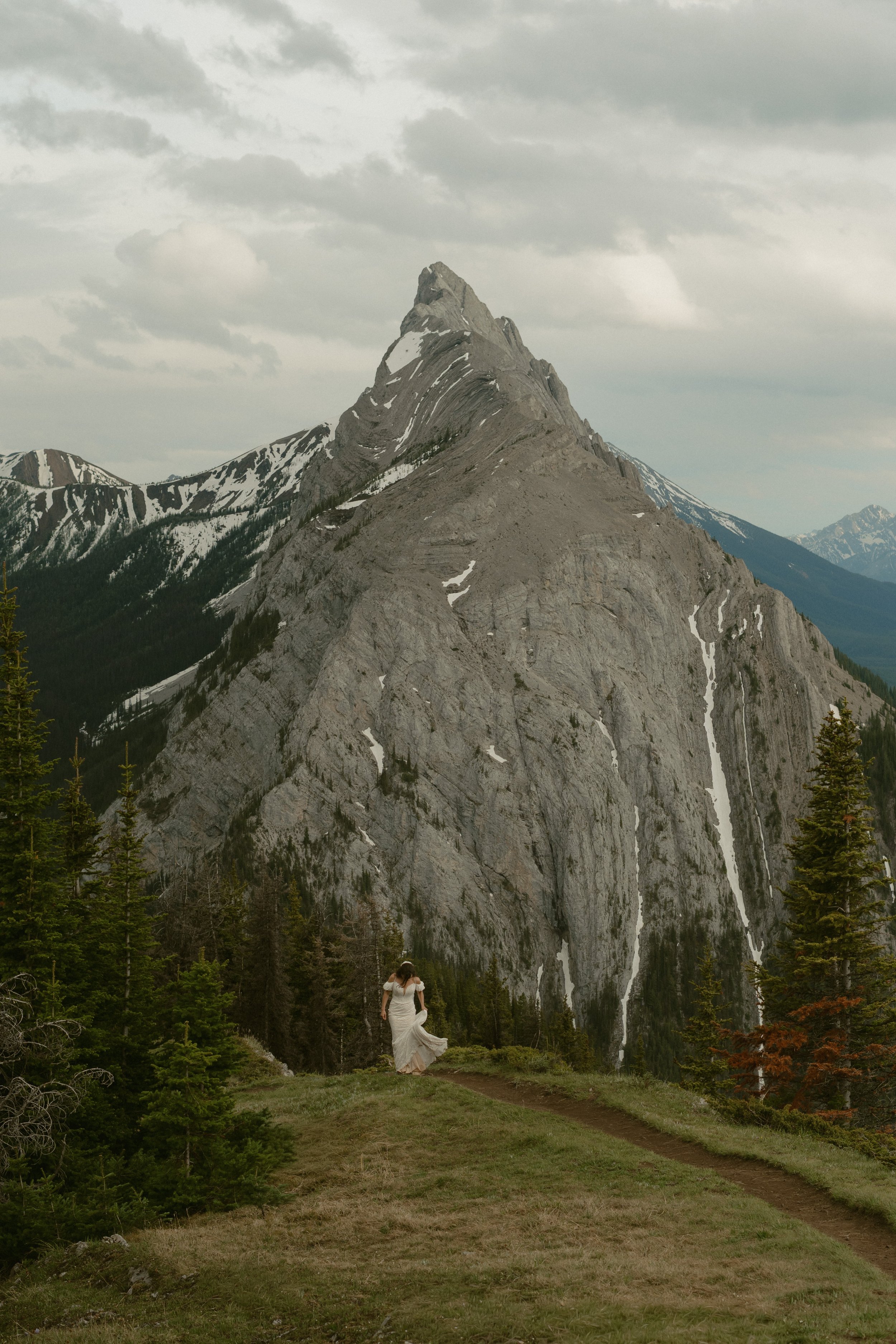 Kananaskis-hiking-elopement-elopement-photographer-banff-23.jpg