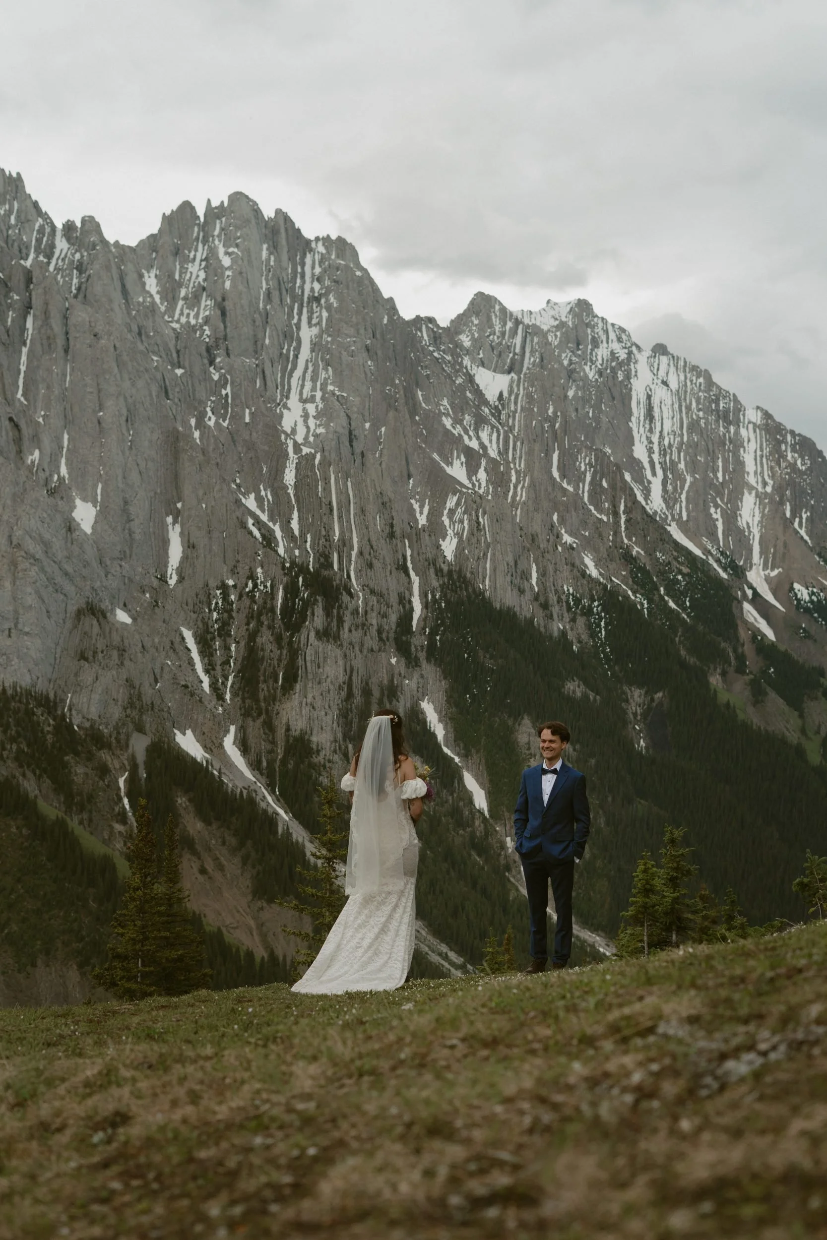 02-cam-gab-kananaskis-hiking-elopement-photographer-banff-057.jpg