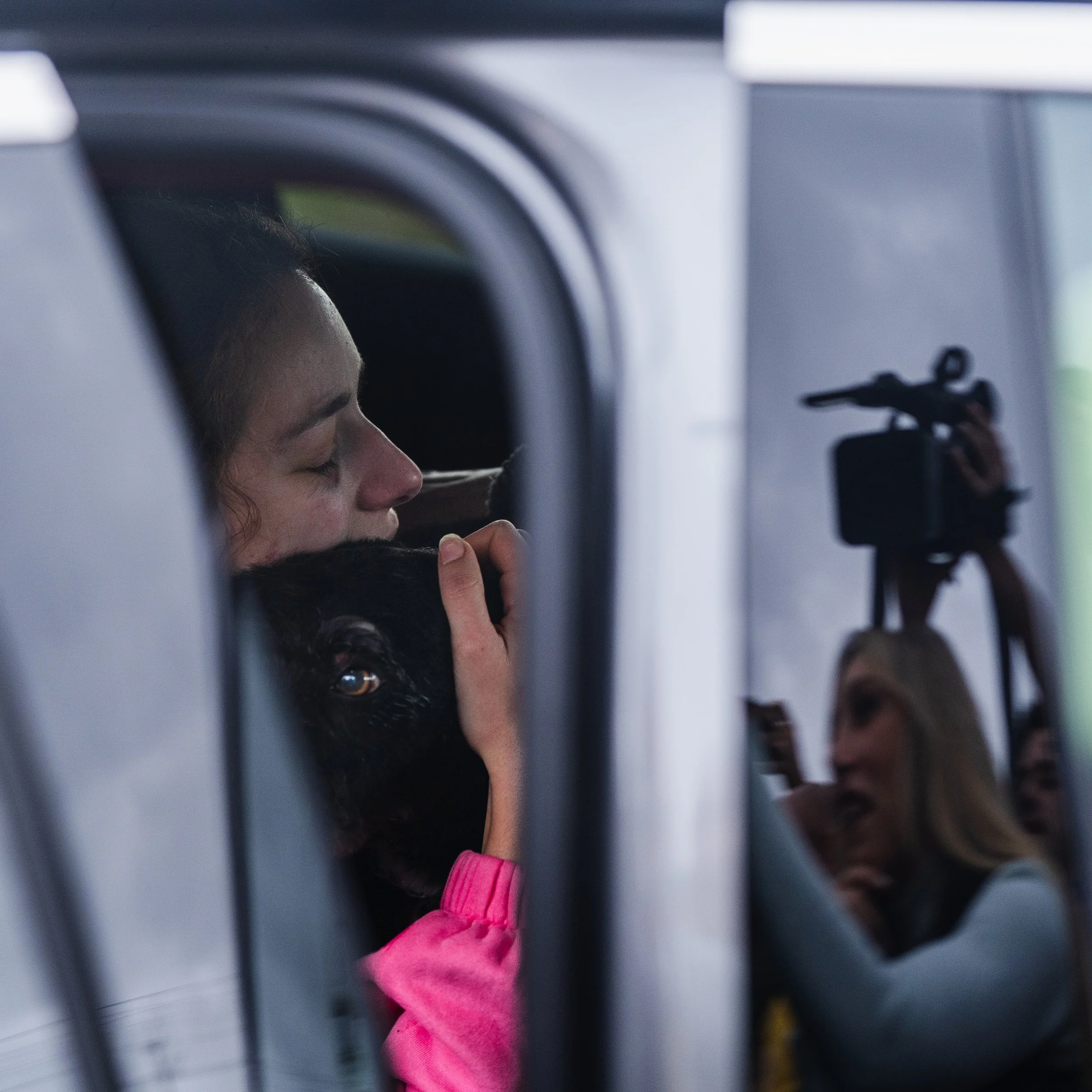 Ana, victim of the accident, reunites with her dog, Boro, in Adamuz on January 22, 2026. The animal had fled the crash site after the collision and was found days later following a coordinated search involving residents, emergency services, and anima