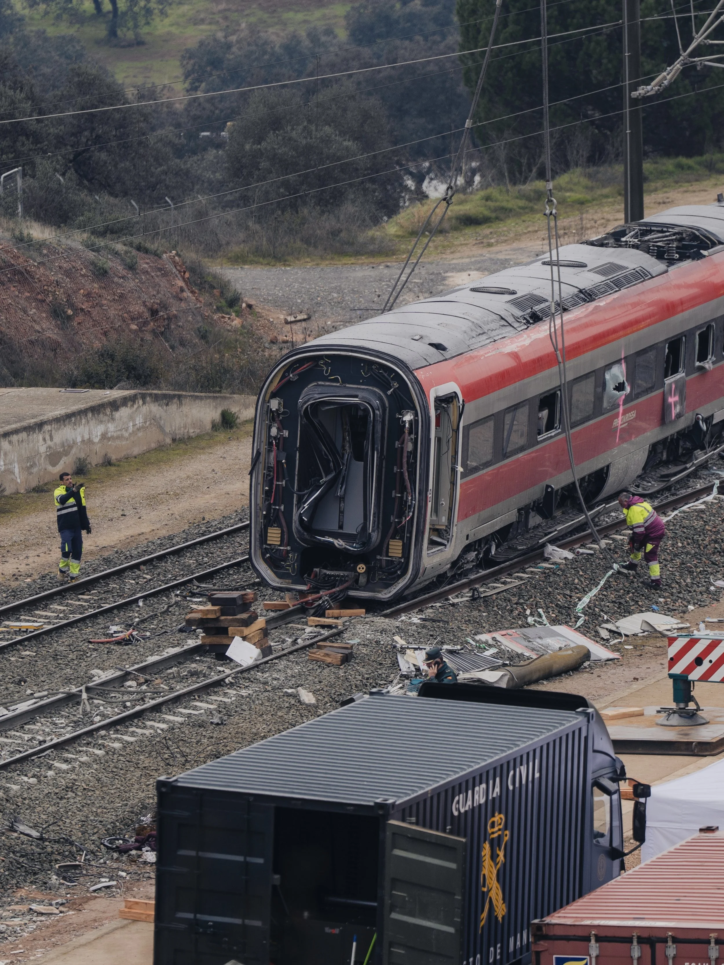 Detail of the damaged Iryo (Ouigo) high-speed train near Adamuz, on January 21, 2026, showing structural damage caused by the derailment following the collision.
