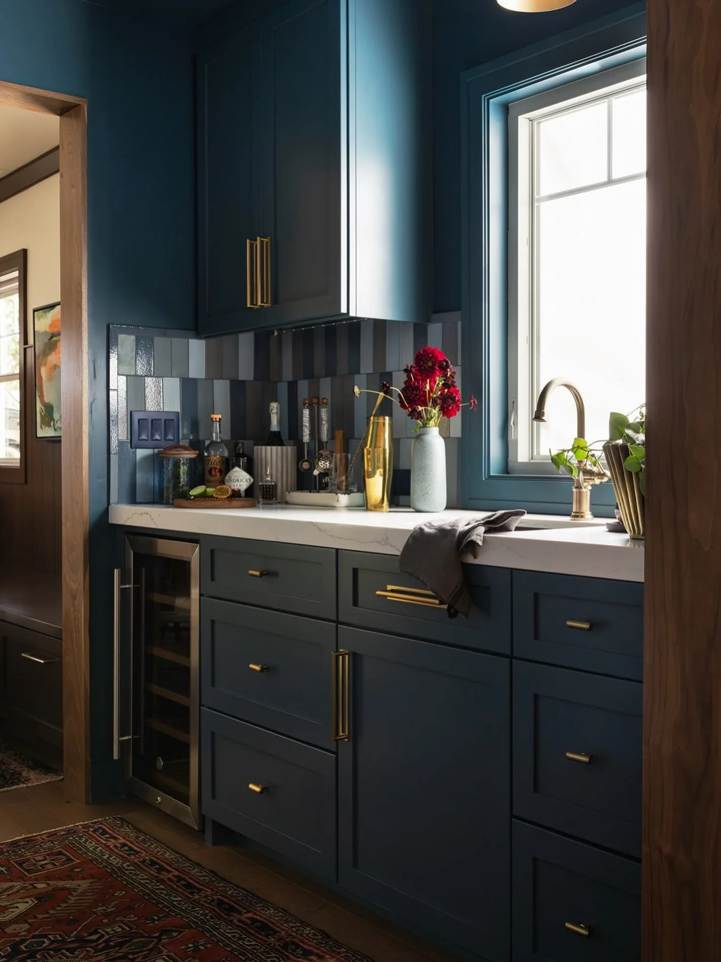 Who else wants a butlers pantry / beverage bar? Fall makes me want a fancy cocktail &hellip; anyone else? Drop your favorite recipes here 👇🏼
.
.
Interior Design @mollyerindesigns 
Photography @tanyagallagherphoto