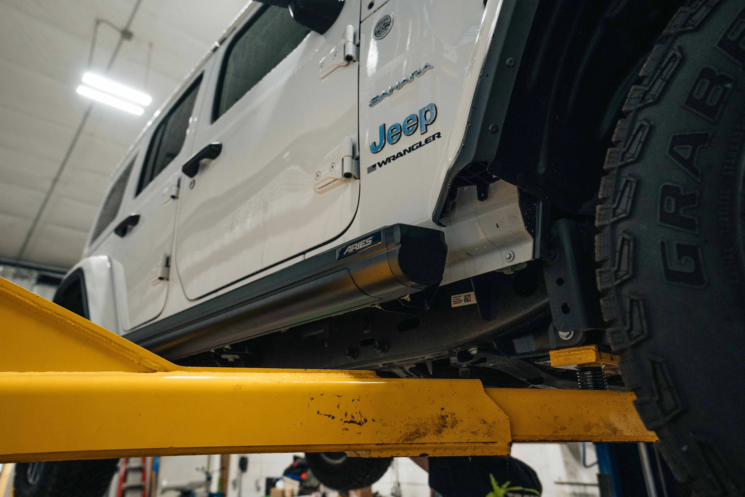 Xtreme-ARIES-ActionTrac-Powered-Running-Boards-Jeep-Wrangler-Install3.jpg
