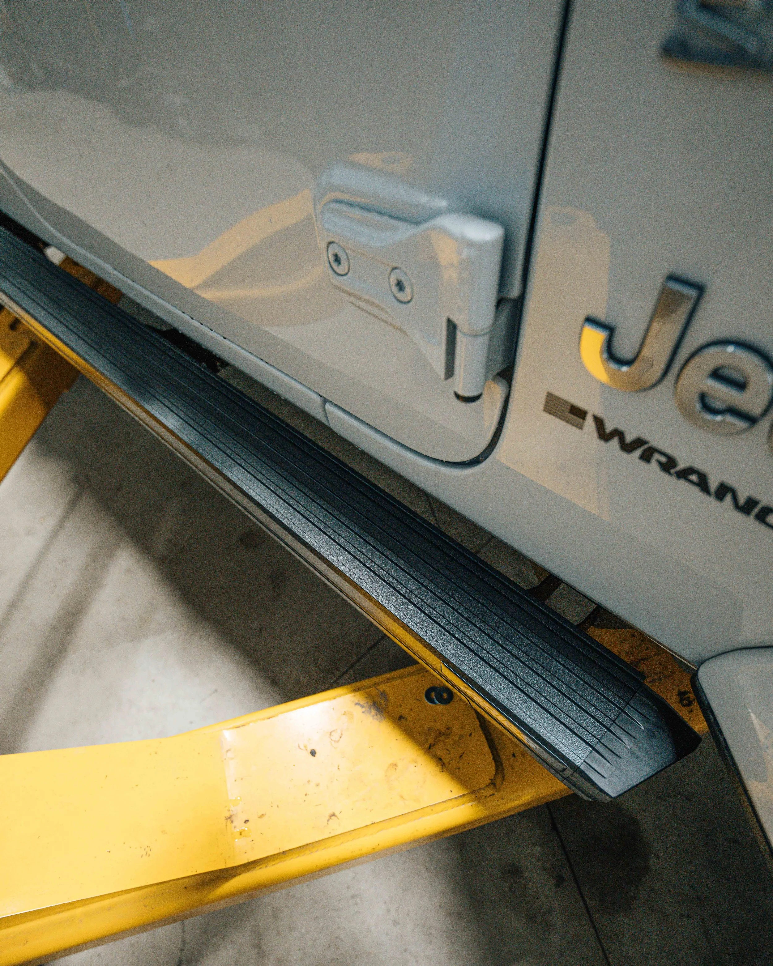 Xtreme-ARIES-ActionTrac-Powered-Running-Boards-Jeep-Wrangler-Install7.jpg