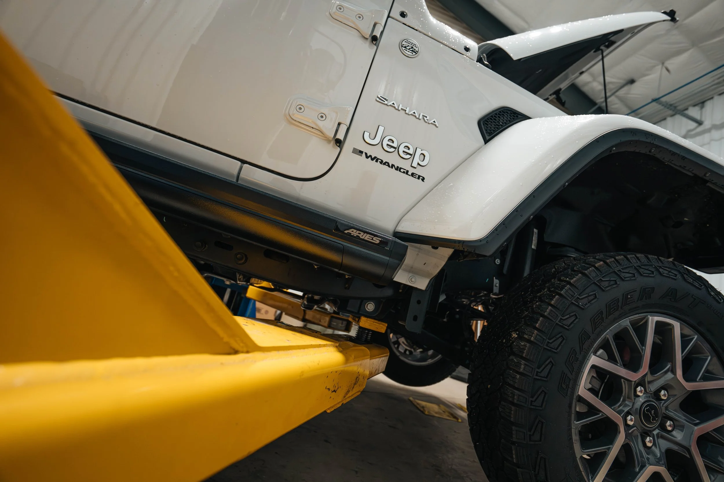 Xtreme-ARIES-ActionTrac-Powered-Running-Boards-Jeep-Wrangler-Install5.jpg