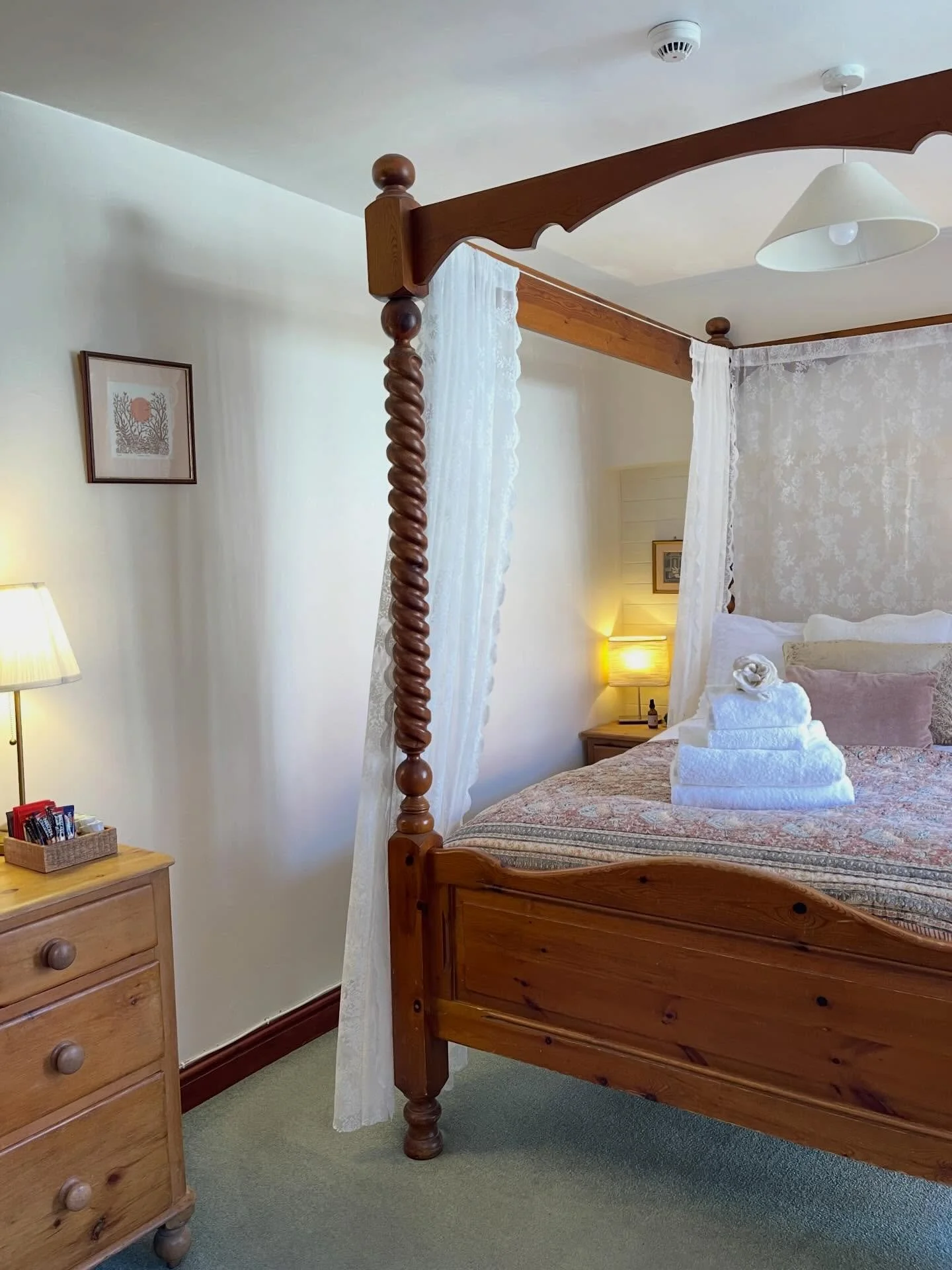 A little refresh for Room 5 🧚🏼🛌✨ 

Sadly we had some disrespectful guests and had to repair the room. This hardly ever happens as we always attract the most wonderful guests. All repaired, repainted and fresh curtains. 

Well done team Shepherds P